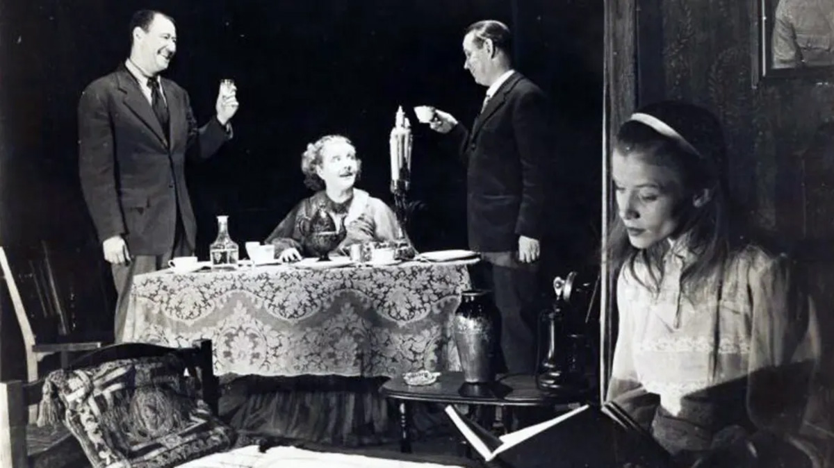 1944: The Glass Menagerie Premieres